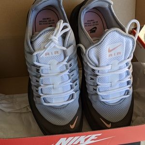 NWT Nike Air Max Axis Women's Sneakers